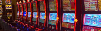 Người chơi Việt Nam thưởng thức slot nổ hũ trực tuyến trên điện thoại thông minh